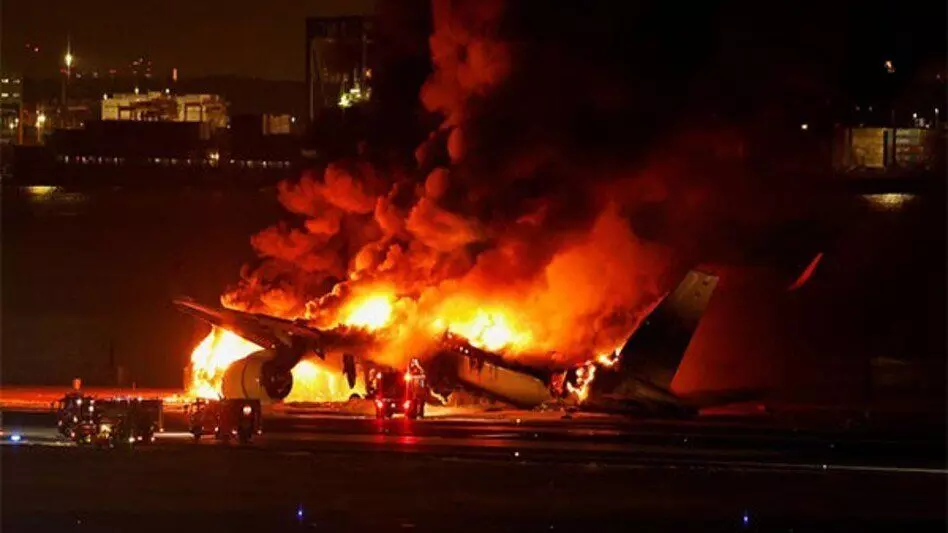 जापान में बड़ा हादसा : रनवे पर दो विमान आपस में टकराए, 5 की मौत! जलते प्लेन से कैसे कूदे यात्री...वीडियो में दिखा खौफनाक मंजर!