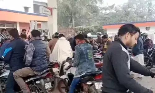 UP में ख़त्म हो रहा है पेट्रोल-डीजल, खत्म नहीं ट्रक बस हड़ताल तो हालत हो जाएंगे गंभीर UP में ख़त्म हो रहा है पेट्रोल-डीजल, खत्म नहीं ट्रक बस हड़ताल तो हालत हो जाएंगे गंभीर