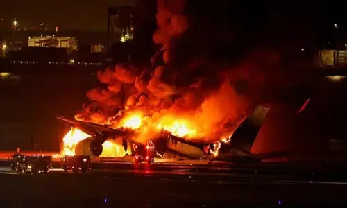 जापान में बड़ा हादसा : रनवे पर दो विमान आपस में टकराए, 5 की मौत! जलते प्लेन से कैसे कूदे यात्री...वीडियो में दिखा खौफनाक मंजर!