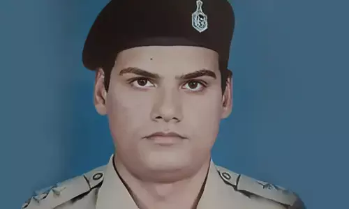 दरोगा ने सर्विस रिवॉल्वर से खुद को मारी गोली, गंभीर हालत में अस्पताल में भर्ती! पुलिस विभाग में हड़कंप! दरोगा ने सर्विस रिवॉल्वर से खुद को मारी गोली, गंभीर हालत में अस्पताल में भर्ती! पुलिस विभाग में हड़कंप!