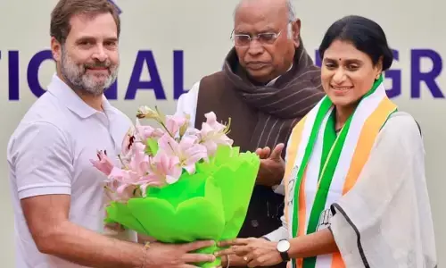 आंध्र प्रदेश के CM वाईएस जगन मोहन रेड्डी की बहन वाईएस शर्मिला कांग्रेस में शामिल, खड़गे और राहुल की मौजूदगी में हुईं शामिल आंध्र प्रदेश के CM वाईएस जगन मोहन रेड्डी की बहन वाईएस शर्मिला कांग्रेस में शामिल, खड़गे और राहुल की मौजूदगी में हुईं शामिल