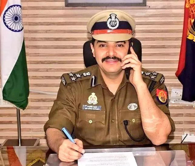 कौन है आईपीएस कलानिधि नैथानी जो बने झांसी रेंज के डीआईजी? कौन है आईपीएस कलानिधि नैथानी जो बने झांसी रेंज के डीआईजी?