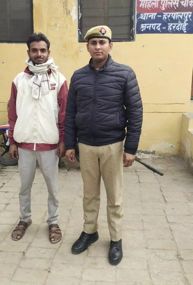 हरदोई पुलिस ने संदिग्ध परिस्थितियों में लापता युवक को परिजनों के सुपुर्द किया