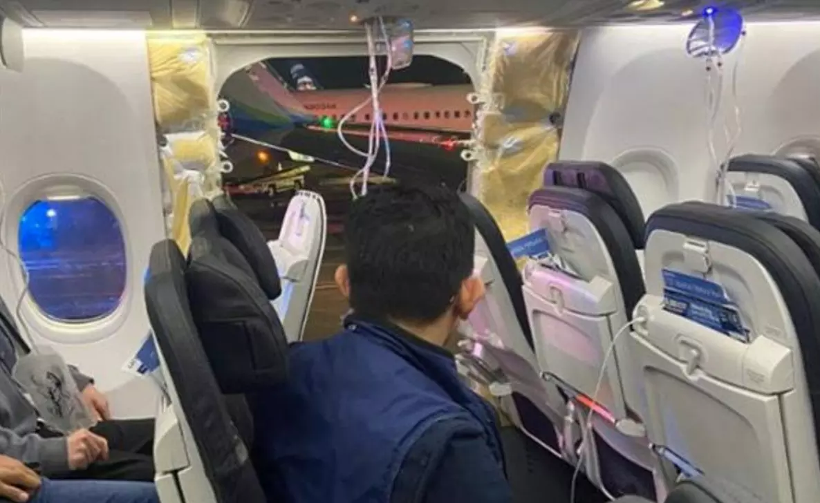 उड़ान भरने के 20 मिनट बाद ही विमान का दरवाज़ा हवा में उड़ गया, देखिए- हैरान करने वाला वीडियो, आपातकालीन लैंडिंग हुई