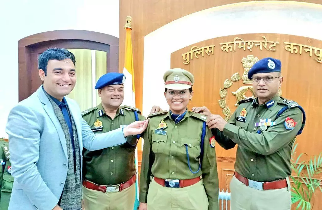 जब IAS पति ने IPS पत्नी को प्रमोशन का बैच लगाया