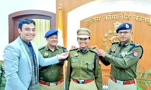 जब IAS पति ने IPS पत्नी को प्रमोशन का बैच लगाया जब IAS पति ने IPS पत्नी को प्रमोशन का बैच लगाया