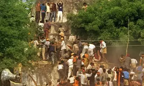 बाबरी विध्वंस के लिए देश की राजनीति में जितना दोषी कल्याण सिंह को आडवाणी माना उससे ज्यादा दोष तत्कालीन प्रधानमंत्री नरसिम्हा राव को दिया और ....... बाबरी विध्वंस के लिए देश की राजनीति में जितना दोषी कल्याण सिंह को आडवाणी माना उससे ज्यादा दोष तत्कालीन प्रधानमंत्री नरसिम्हा राव को दिया और .......