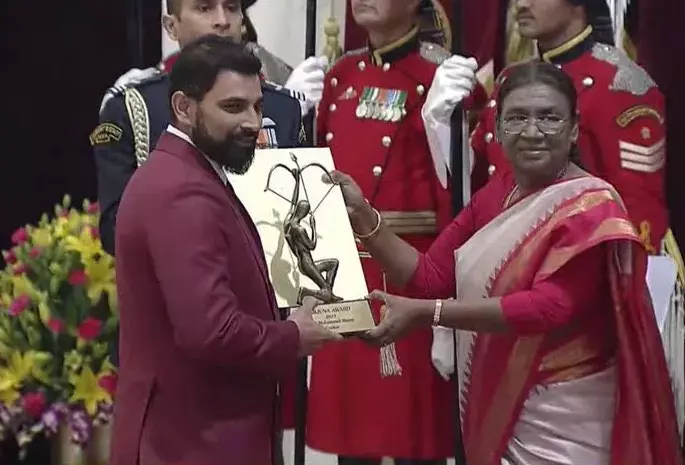 Arjuna Award : दिग्गज गेंदबाज मोहम्मद शमी को राष्ट्रपति द्रौपदी मुर्मू ने अर्जुन अवॉर्ड से किया सम्मानित Arjuna Award : दिग्गज गेंदबाज मोहम्मद शमी को राष्ट्रपति द्रौपदी मुर्मू ने अर्जुन अवॉर्ड से किया सम्मानित