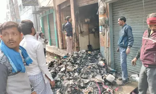 वाराणसी में अवैध गैस सिलेंडर रिफलिंग के दौरान धमाके के बाद लगी आग, दो की मौत वाराणसी में अवैध गैस सिलेंडर रिफलिंग के दौरान धमाके के बाद लगी आग, दो की मौत