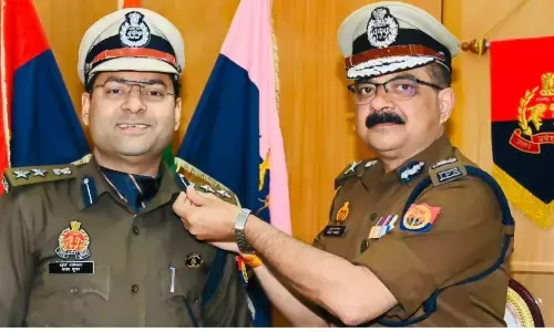 आईपीएस अजय कुमार को एडीजी सुजीत पाण्डेय ने पिपिंग सेरेमनी में स्टार और कॉलर बैंड लगाए आईपीएस अजय कुमार को एडीजी सुजीत पाण्डेय ने पिपिंग सेरेमनी में स्टार और कॉलर बैंड लगाए