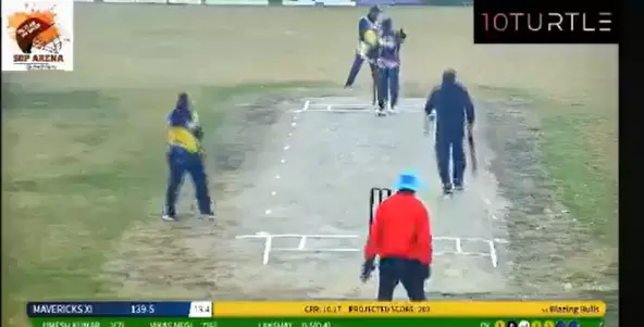 नोएडा की बड़ी खबर: एक रन ने ले ली खिलाड़ी की जान, क्रिकेट खेलते समय पिच पर गिर गया इंजीनियर और चली गई जान, देखिए दर्दनाक वीडियो