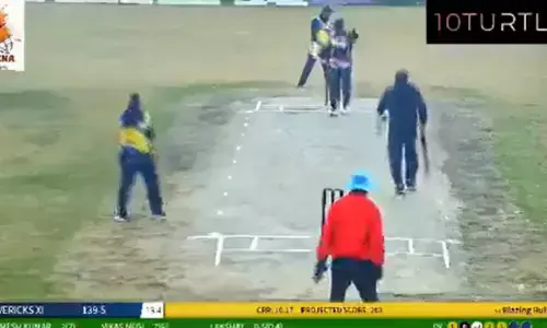 नोएडा की बड़ी खबर: एक रन ने ले ली खिलाड़ी की जान, क्रिकेट खेलते समय पिच पर गिर गया इंजीनियर और चली गई जान, देखिए दर्दनाक वीडियो नोएडा की बड़ी खबर: एक रन ने ले ली खिलाड़ी की जान, क्रिकेट खेलते समय पिच पर गिर गया इंजीनियर और चली गई जान, देखिए दर्दनाक वीडियो