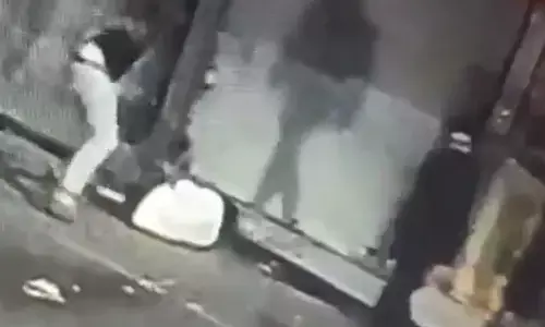 आज की सबसे बड़ी खबर: युवक को बाल्टी से पीट पीट कर मार डाला लोग वीडियो बनाते रहे , देखें दर्दनाक वीडियो आज की सबसे बड़ी खबर: युवक को बाल्टी से पीट पीट कर मार डाला लोग वीडियो बनाते रहे , देखें दर्दनाक वीडियो