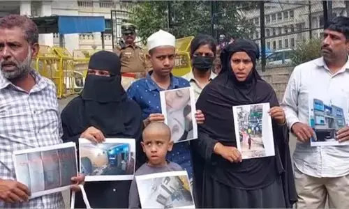50 लाख का लोन नहीं दे पाया तो बच्चों संग परिवार के 8 लोगों ने विधान सभा के सामने की सुसाइड की कोशिश, फिर हुआ ये हाल 50 लाख का लोन नहीं दे पाया तो बच्चों संग परिवार के 8 लोगों ने विधान सभा के सामने की सुसाइड की कोशिश, फिर हुआ ये हाल