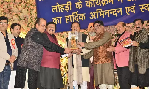 पारंपरिक गीतों के साथ मनाया लोहड़ी, ढोल नगाड़ों ने जमाया रंग पारंपरिक गीतों के साथ मनाया लोहड़ी, ढोल नगाड़ों ने जमाया रंग