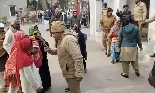शामली न्यूज: गैंगस्टर एक्ट मे फरार चल रहे आरोपियों की गिरफ़्तारी पर परिजनो ने की शामली कोतवाली परिसर मे पुलिसकर्मियों से हाथापायी शामली न्यूज: गैंगस्टर एक्ट मे फरार चल रहे आरोपियों की गिरफ़्तारी पर परिजनो ने की शामली कोतवाली परिसर मे पुलिसकर्मियों से हाथापायी