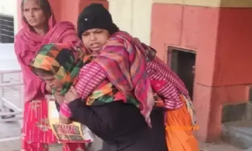 यूपी सबसे बड़ी खबर: संभल में स्ट्रेचर नहीं मिलने पर वृद्ध मां पीठ पर लादकर ले गई बेटी को यूपी सबसे बड़ी खबर: संभल में स्ट्रेचर नहीं मिलने पर वृद्ध मां पीठ पर लादकर ले गई बेटी को