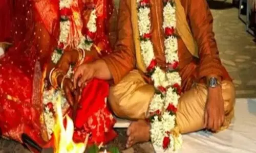 यूपी के कानपुर में चाचा संग सात फेरे लेकर थाने पहुँच गई बीएससी की छात्रा... बोली सुनकर पुलिस वाले भी रह गए दंग यूपी के कानपुर में चाचा संग सात फेरे लेकर थाने पहुँच गई बीएससी की छात्रा... बोली सुनकर पुलिस वाले भी रह गए दंग