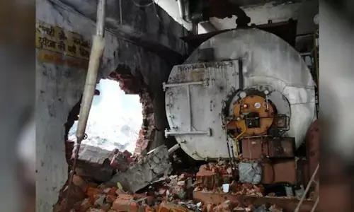 यूपी की सबसे बड़ी खबर: सीतापुर में चीनी मिल का फॉर्मेंटर फटने से बड़ा हादसा, 3 लोगों की मौत, कुछ घायल यूपी की सबसे बड़ी खबर: सीतापुर में चीनी मिल का फॉर्मेंटर फटने से बड़ा हादसा, 3 लोगों की मौत, कुछ घायल