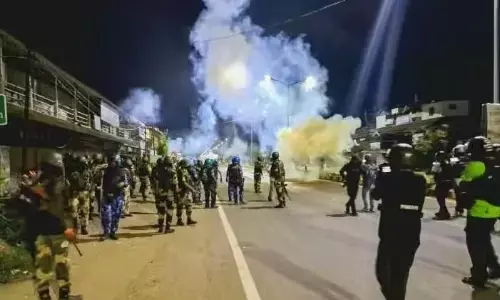 Manipur violence : मणिपुर में फिर भड़की हिंसा! सुरक्षा बलों की गाड़ी पर फेंका बम, मुठभेड़ में एक कमांडो शहीद! Manipur violence : मणिपुर में फिर भड़की हिंसा! सुरक्षा बलों की गाड़ी पर फेंका बम, मुठभेड़ में एक कमांडो शहीद!