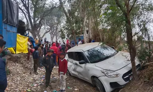 рдмрд╛рдЗрдХ рдХреЛ рдмрдЪрд╛рдиреЗ рдХреЗ рдЪрдХреНрдХрд░ рдореЗрдВ рдкреЗрдбрд╝ рд╕реЗ рдЯрдХрд░рд╛рдИ рдХрд╛рд░ рддреАрди рд▓рд╣реВрд▓реБрд╣рд╛рди рдмрд╛рдЗрдХ рдХреЛ рдмрдЪрд╛рдиреЗ рдХреЗ рдЪрдХреНрдХрд░ рдореЗрдВ рдкреЗрдбрд╝ рд╕реЗ рдЯрдХрд░рд╛рдИ рдХрд╛рд░ рддреАрди рд▓рд╣реВрд▓реБрд╣рд╛рди