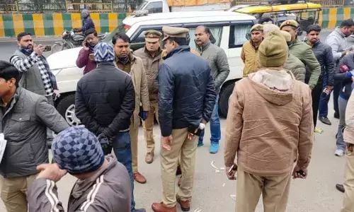 नोएडा की बड़ी खबर: नोएडा में जिम ट्रेनर की दिनदहाड़े हत्या, पुलिस ने बनायी चार टीमें नोएडा की बड़ी खबर: नोएडा में जिम ट्रेनर की दिनदहाड़े हत्या, पुलिस ने बनायी चार टीमें