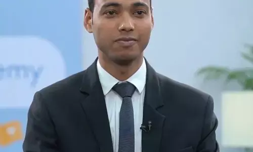 जानिए कौन है आईएएस सिद्धार्थ शुक्ला, बोले - IAS बनने घर और गांव की संपत्ति को बेचने की जरूरत नहीं है