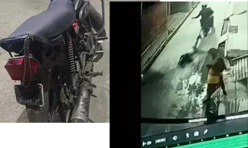 नोएडा में चाकुओ से प्रहार कर ली युवक की जान, तड़फ रहे युवक को बाइक के पीछे बांधकर पूरे गांव मे घुमाया, सीसीटीवी फुटेज आया सामने नोएडा में चाकुओ से प्रहार कर ली युवक की जान, तड़फ रहे युवक को बाइक के पीछे बांधकर पूरे गांव मे घुमाया, सीसीटीवी फुटेज आया सामने