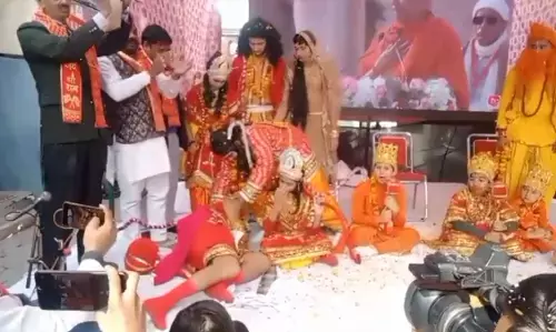 हनुमान बने कलाकार की मंच पर मौत, लोग एक्टिंग समझ बजाते रहे तालियां, देखें वीडियो