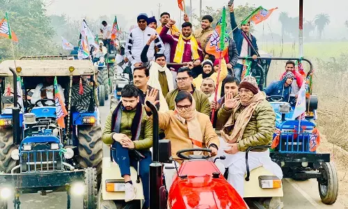 जेवर विधायक धीरेंद्र सिंह ने हजारों किसानों के साथ ट्रैक्टर रैली करके पीएम की जनसभा में लिया हिस्सा जेवर विधायक धीरेंद्र सिंह ने हजारों किसानों के साथ ट्रैक्टर रैली करके पीएम की जनसभा में लिया हिस्सा