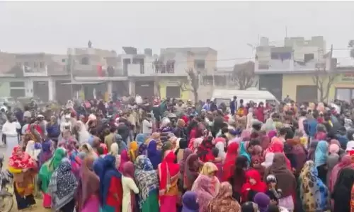 हापुड़ की बड़ी खबर: तिरंगा रैली पर पलटा गन्ने से भरा ओवरलोड ट्रक, एक बालक की दर्दनाक मौत, तीन की हालत गंभीर हापुड़ की बड़ी खबर: तिरंगा रैली पर पलटा गन्ने से भरा ओवरलोड ट्रक, एक बालक की दर्दनाक मौत, तीन की हालत गंभीर