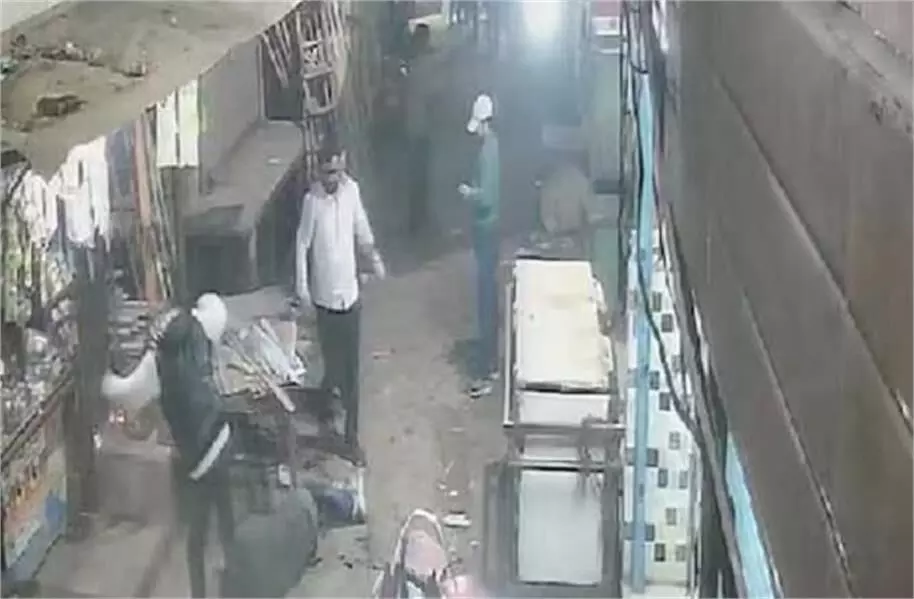 दिल्ली में सरेबाजार युवक को दौड़ाकर मारी गोली, फिर चाकू से रेता गला, CCTV फुटेज देख रूह कांप जाएगी