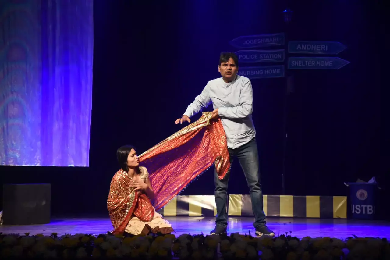 बीमार रंगकर्मी आलोक शुक्ला की मंच पर जबर्दस्त वापसी बीमार रंगकर्मी आलोक शुक्ला की मंच पर जबर्दस्त वापसी