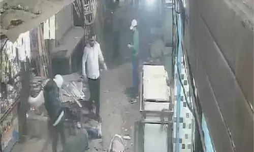 दिल्ली में सरेबाजार युवक को दौड़ाकर मारी गोली, फिर चाकू से रेता गला, CCTV फुटेज देख रूह कांप जाएगी दिल्ली में सरेबाजार युवक को दौड़ाकर मारी गोली, फिर चाकू से रेता गला, CCTV फुटेज देख रूह कांप जाएगी