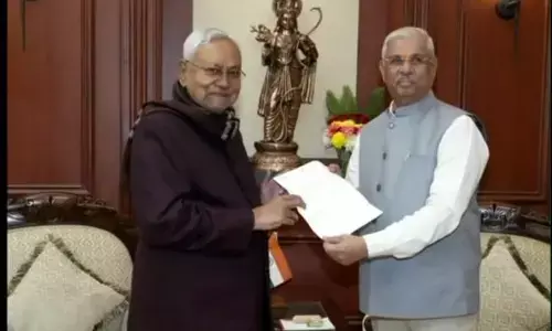 नीतीश कुमार ने राज्यपाल को सौंपा इस्तीफा