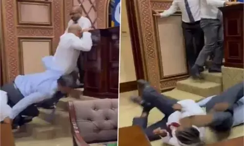 Big News : मालदीव की संसद में जमकर चले लात-घूंसे, सांसदों के बीच हुई मारपीट, देखें वीडियो
