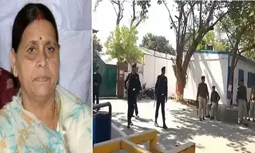 BIG BREAKING : पूर्व सीएम राबड़ी देवी के आवास पहुंची ED की टीम, राजद कार्यकर्ताओं का हुजूम आवास की तरफ बढ़ा BIG BREAKING : पूर्व सीएम राबड़ी देवी के आवास पहुंची ED की टीम, राजद कार्यकर्ताओं का हुजूम आवास की तरफ बढ़ा