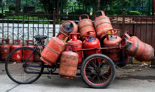 बजट से पहले कॉमर्शियल गैस सिलेंडर के बढे दाम, जानिए- अब क्या हैं नए रेट! बजट से पहले कॉमर्शियल गैस सिलेंडर के बढे दाम, जानिए- अब क्या हैं नए रेट!