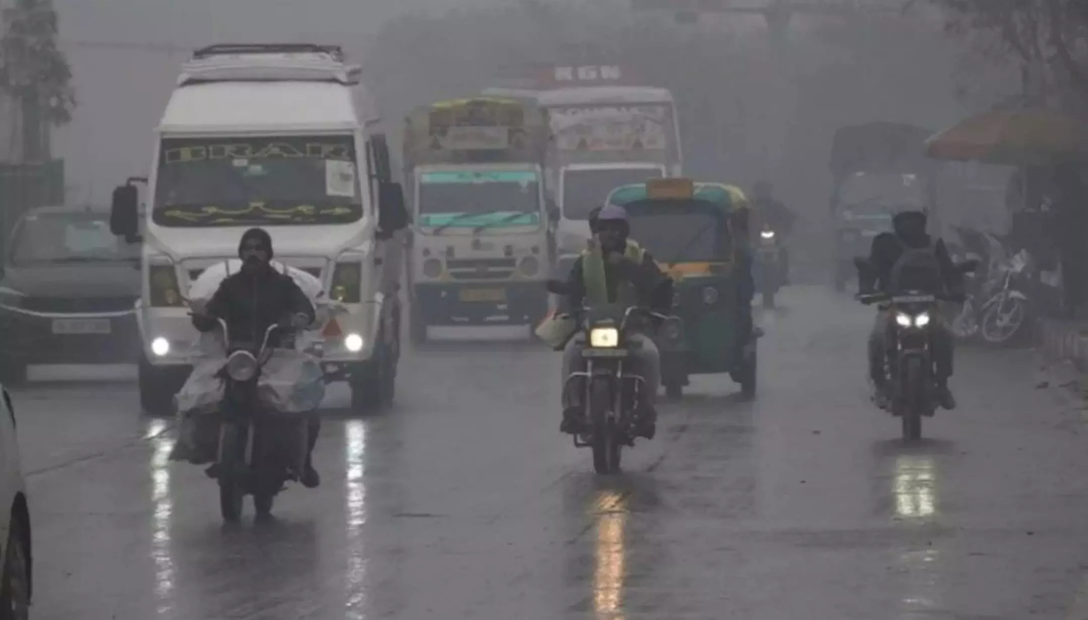 Weather Update: दिल्ली में घना कोहरा, पहाड़ों पर बर्फबारी जारी, जानें देशभर के मौसम का हाल
