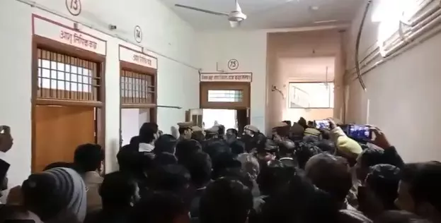 कन्नौज जिला न्यायालय परिसर में फायरिंग से मचा हड़कंप कन्नौज जिला न्यायालय परिसर में फायरिंग से मचा हड़कंप