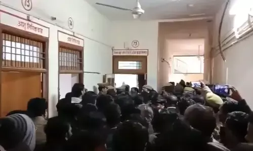 कन्नौज जिला न्यायालय परिसर में फायरिंग से मचा हड़कंप कन्नौज जिला न्यायालय परिसर में फायरिंग से मचा हड़कंप