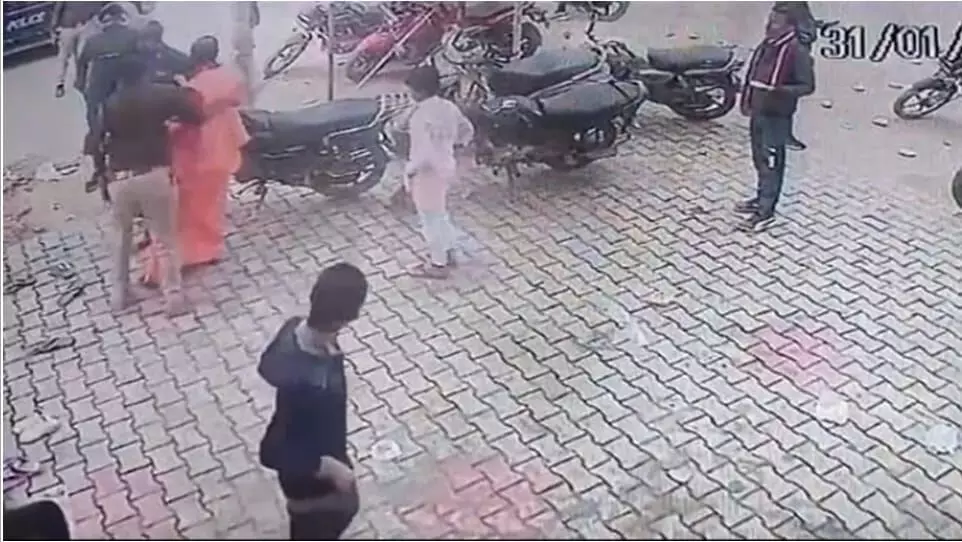 नोएडा में भगवान हनुमान की प्रतिमा स्थापित कर रहे पुजारी को पुलिस ने उठाया,सीसीटीवी कैमरे में कैद सारा प्रकरण नोएडा में भगवान हनुमान की प्रतिमा स्थापित कर रहे पुजारी को पुलिस ने उठाया,सीसीटीवी कैमरे में कैद सारा प्रकरण