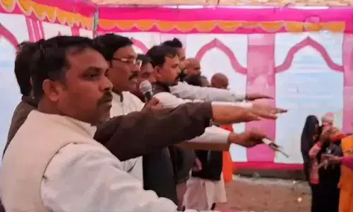 MP News: शिवपुरी में 40 परिवारों ने हिंदू धर्म छोड़कर अपनाया बौध्द धर्म, गांववाले कर रहे छुआछूत