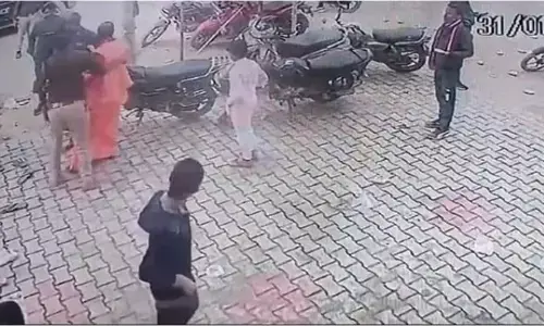 नोएडा में भगवान हनुमान की प्रतिमा स्थापित कर रहे पुजारी को पुलिस ने उठाया,सीसीटीवी कैमरे में कैद सारा प्रकरण नोएडा में भगवान हनुमान की प्रतिमा स्थापित कर रहे पुजारी को पुलिस ने उठाया,सीसीटीवी कैमरे में कैद सारा प्रकरण