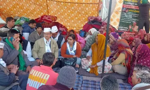 नोएडा में किसानों को मिला पूर्व आईपीएस का समर्थन नोएडा में किसानों को मिला पूर्व आईपीएस का समर्थन