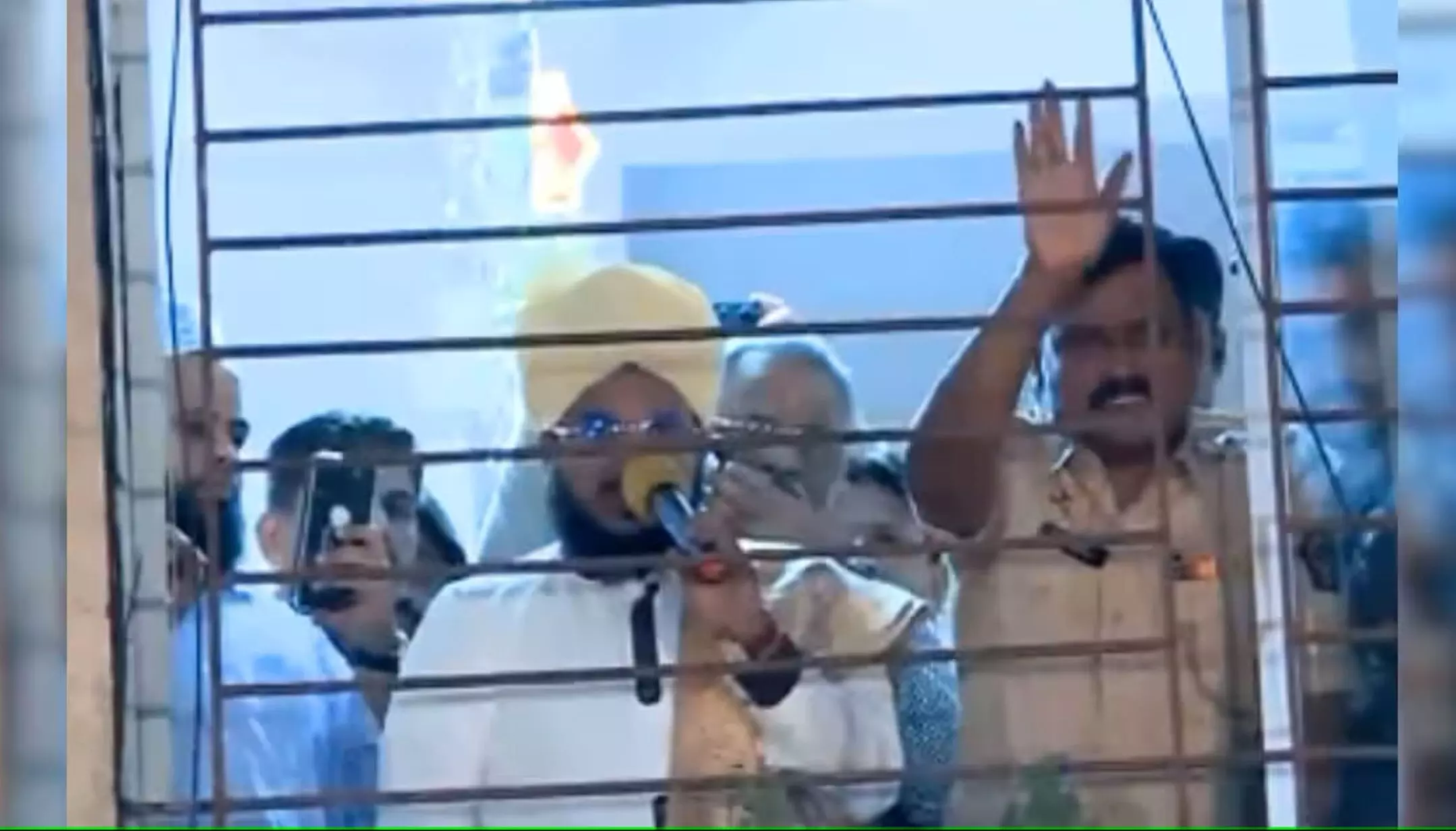 Salman Azhari News: भड़काऊ भाषण देने वाले मौलाना सलमान अजहरी को गुजरात पुलिस ने किया गिरफ्तार, समर्थकों ने जमकर काटा बवाल Salman Azhari News: भड़काऊ भाषण देने वाले मौलाना सलमान अजहरी को गुजरात पुलिस ने किया गिरफ्तार, समर्थकों ने जमकर काटा बवाल