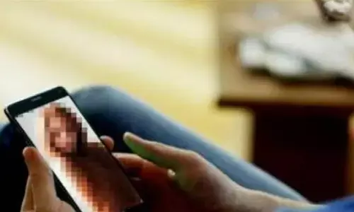 Kasganj Crime News: рдлреЛрди рдореЗрдВ рдЕрд╢реНрд▓реАрд▓ рд╡реАрдбрд┐рдпреЛ рджреЗрдЦ рд╕рдЧреЗ рднрд╛рдИ рдиреЗ рдХрд┐рдпрд╛ рдирд╛рдмрд╛рд▓рд┐рдЧ рдмрд╣рди рдХрд╛ рд░реЗрдк, рдЧрд▓рд╛ рджрдмрд╛рдХрд░ рдХреА рд╣рддреНрдпрд╛ Kasganj Crime News: рдлреЛрди рдореЗрдВ рдЕрд╢реНрд▓реАрд▓ рд╡реАрдбрд┐рдпреЛ рджреЗрдЦ рд╕рдЧреЗ рднрд╛рдИ рдиреЗ рдХрд┐рдпрд╛ рдирд╛рдмрд╛рд▓рд┐рдЧ рдмрд╣рди рдХрд╛ рд░реЗрдк, рдЧрд▓рд╛ рджрдмрд╛рдХрд░ рдХреА рд╣рддреНрдпрд╛