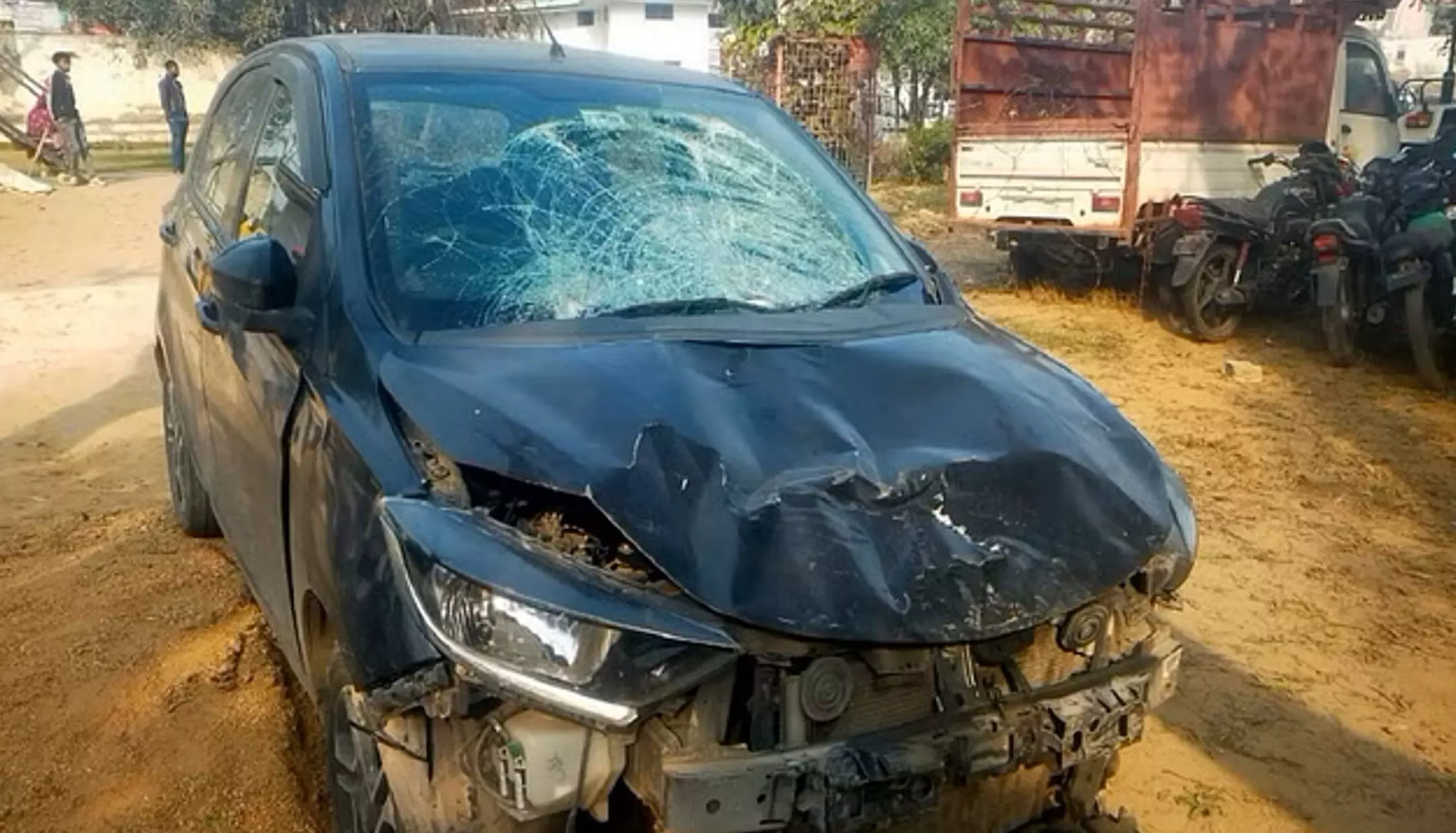 Mahendragarh Road Accident: महेंद्रगढ़ में दर्दनाक हादसा, कार ने पैदल चल रहे चार लोगों को मारी टक्कर, तीन लड़कों की मौत व एक घायल Mahendragarh Road Accident: महेंद्रगढ़ में दर्दनाक हादसा, कार ने पैदल चल रहे चार लोगों को मारी टक्कर, तीन लड़कों की मौत व एक घायल