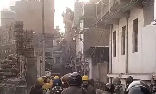 हल्द्वानी में बवाल के बाद कर्फ्यू, सीएम धामी का उपद्रवियों को देखते ही गोली मारने का आदेश हल्द्वानी में बवाल के बाद कर्फ्यू, सीएम धामी का उपद्रवियों को देखते ही गोली मारने का आदेश