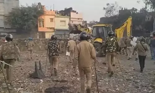 Haldwani Violence News: : हल्द्वानी में मस्जिद और मजार तोड़ने पर हंगामा, घटना के बाद भीड़ ने किया पथराव और आगजनी Haldwani Violence News: : हल्द्वानी में मस्जिद और मजार तोड़ने पर हंगामा, घटना के बाद भीड़ ने किया पथराव और आगजनी